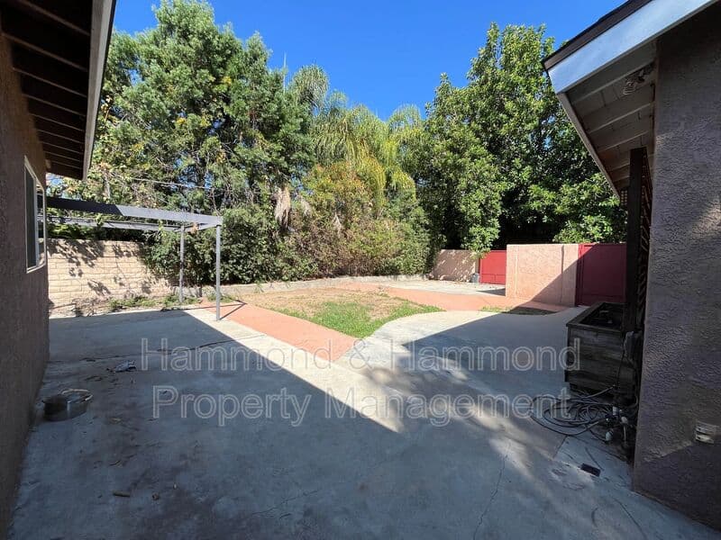Granada Hills House: 16751 San Fernando Mission Blvd.