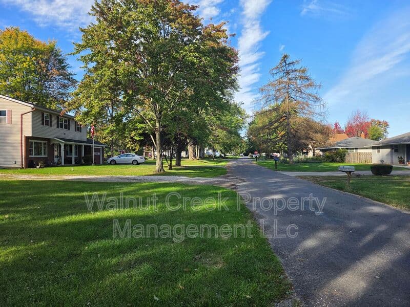 Elyria Condo: 41547 Elmwood St