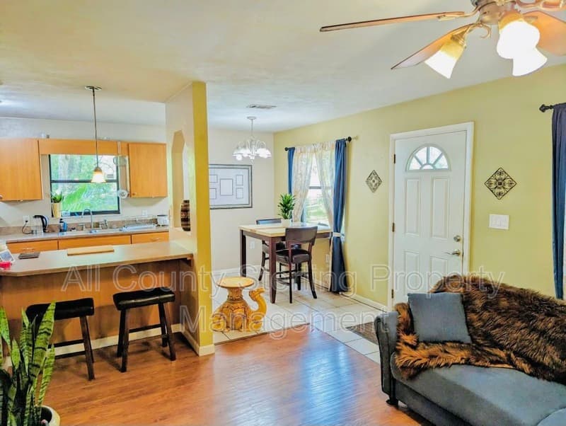 Archer House: 14556 SW State Road 45