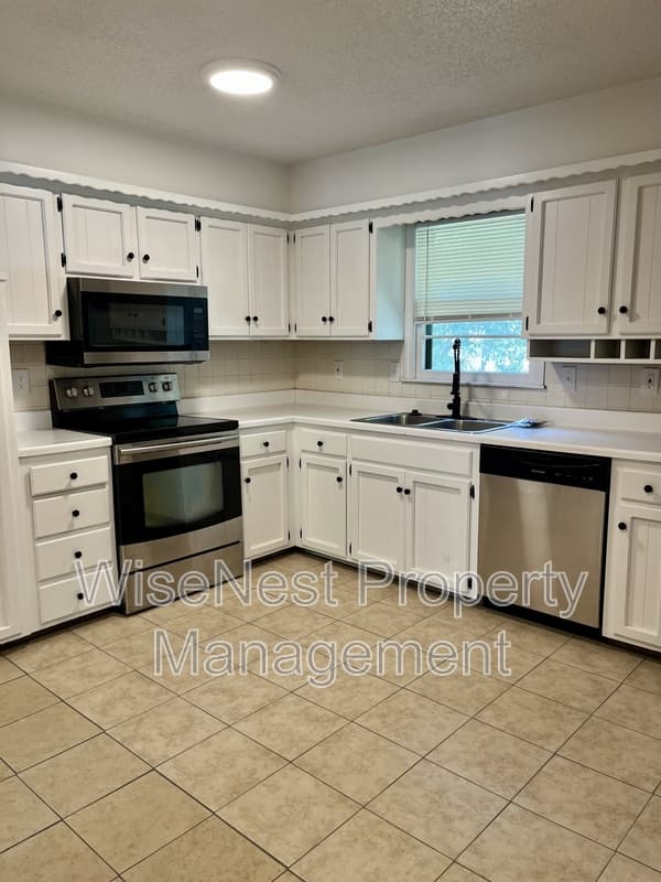 Olathe House: 1920 East 153rd Terrace