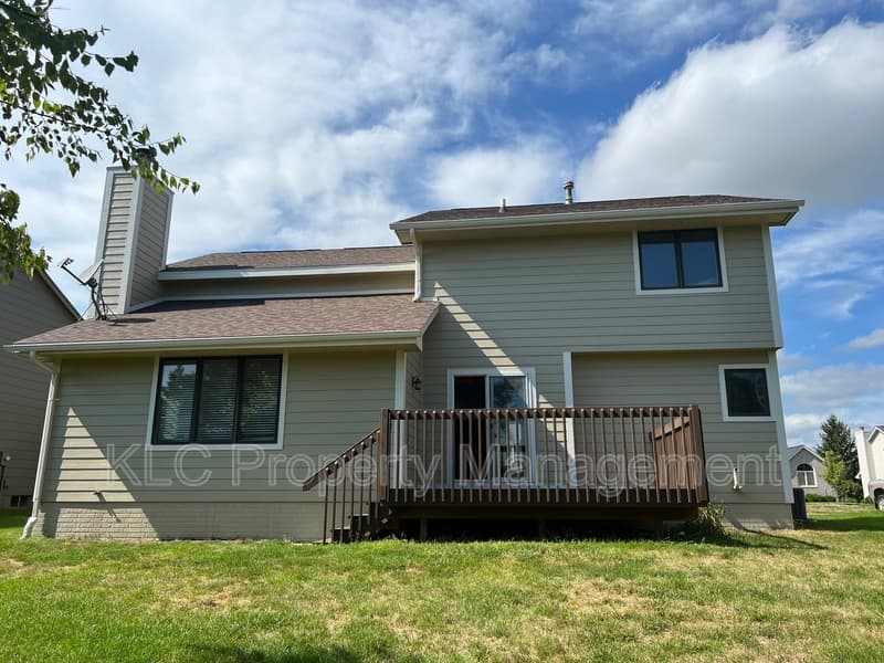 Clive House: 15104 Hawthorn Drive