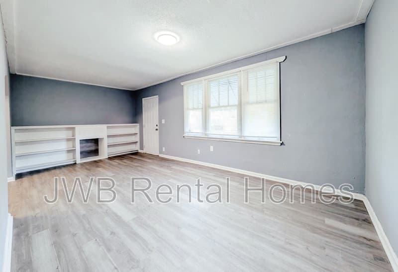 Jacksonville House: 1530 10th St W