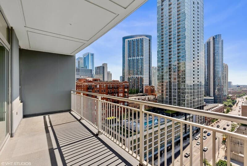 Chicago Condo: 330 W Grand Ave