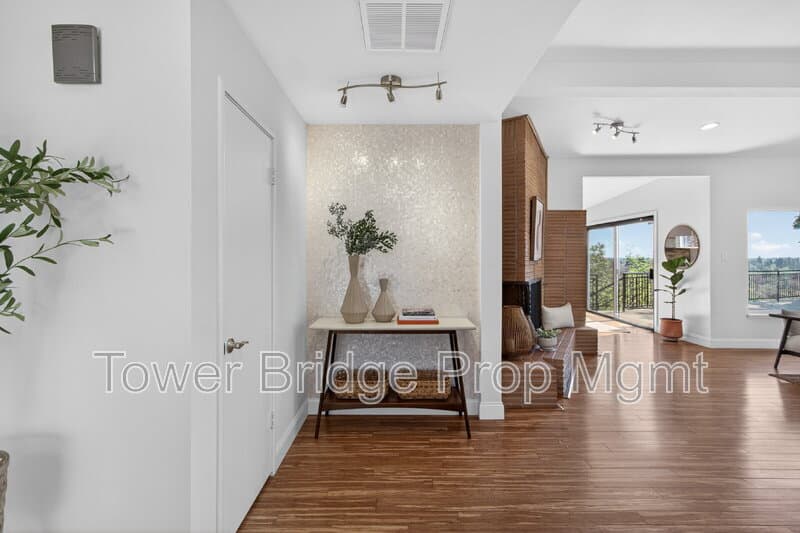 Fair Oaks House: 3937 Orangewood Dr