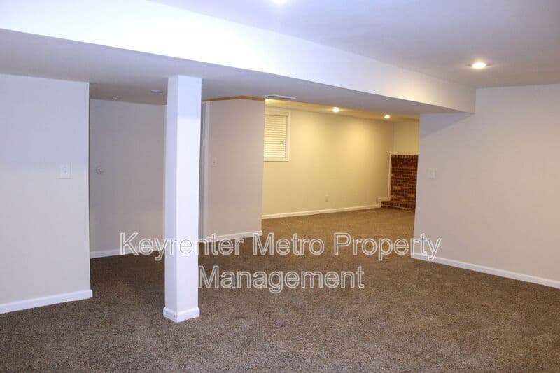 Clinton House: 5245 West Boniwood Turn