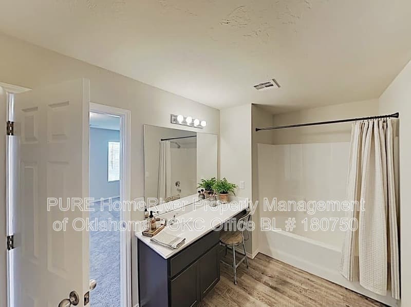 Newcastle House: 308 Karlee Ln