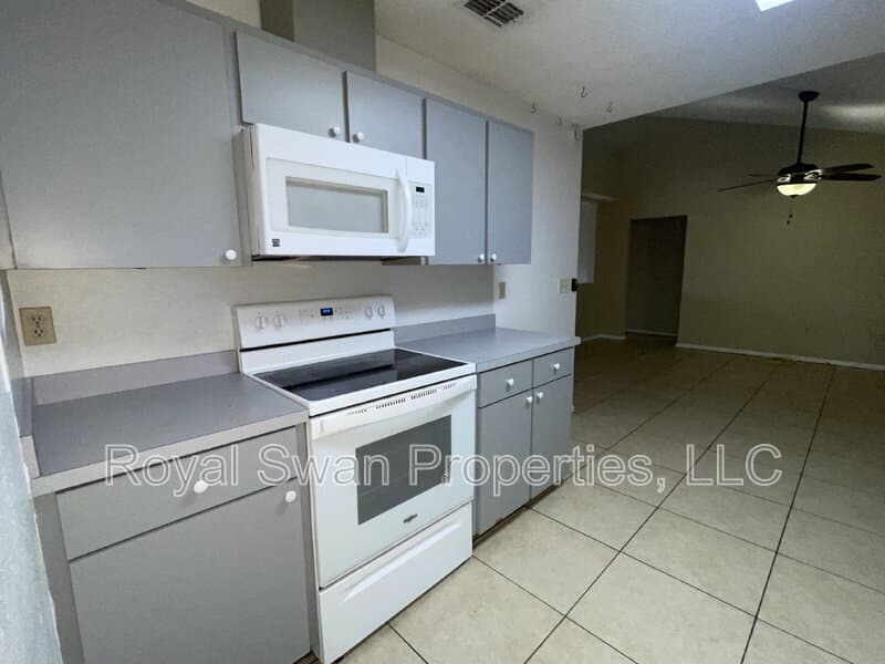 Lakeland House: 3812 Dovehollow Drive