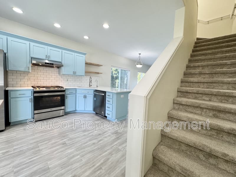 Hillsboro House: 7839 NE Kian Ln