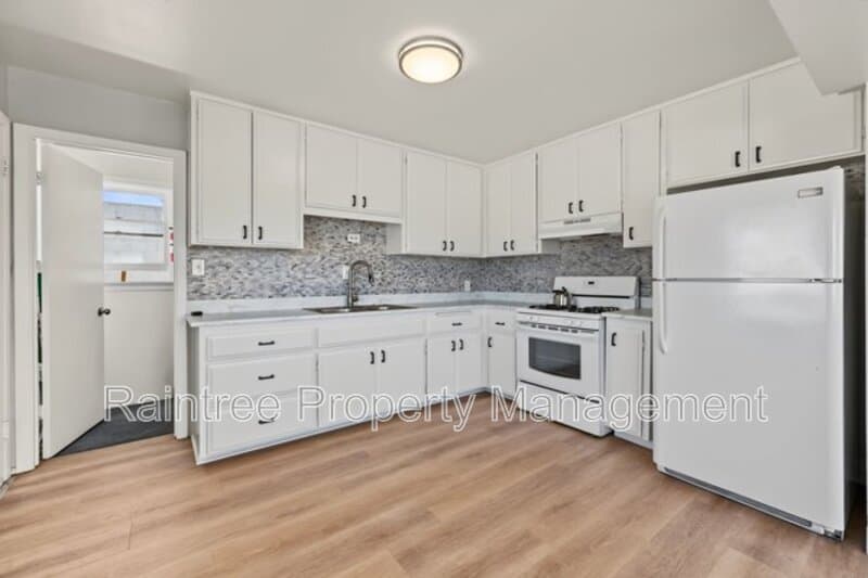 Solana Beach Condo: 146 N Cedros Ave