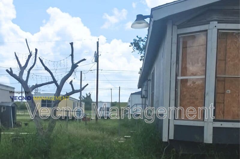 Poteet House: 16055 Texas 16 - 12