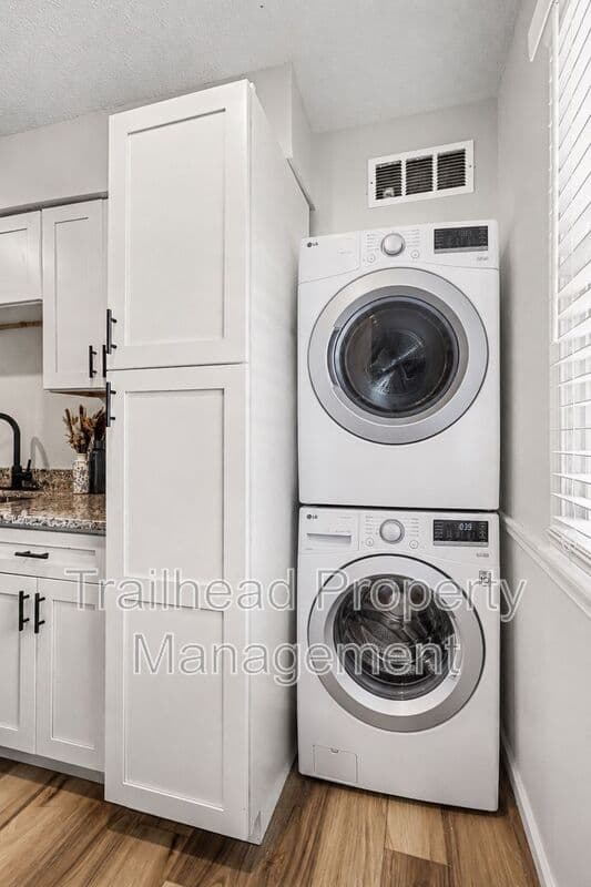 Overland Park House: 8455 Robinson Street