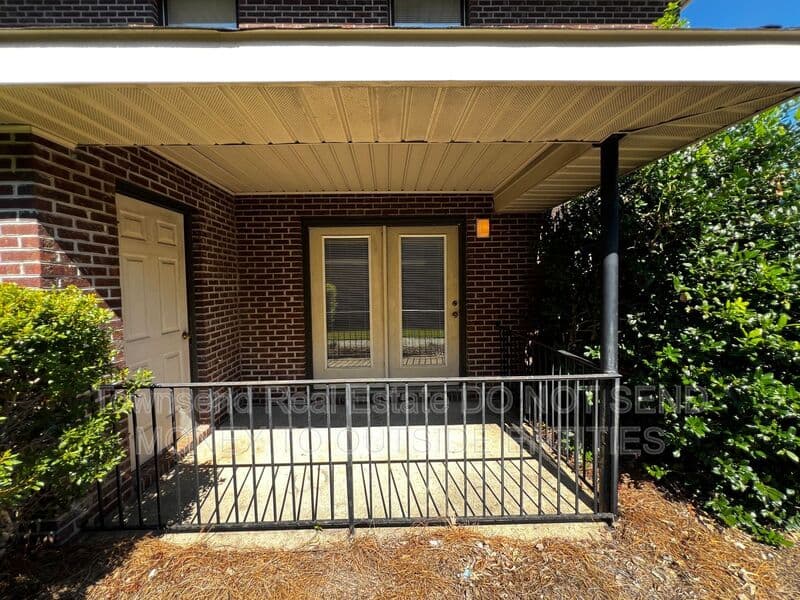 Fayetteville House: 1028-1 Ancestry Dr.