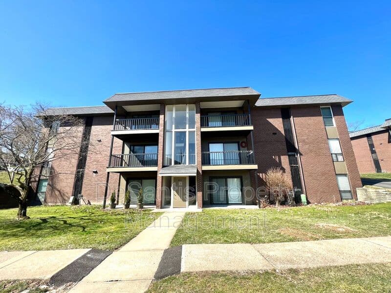 Moon Twp Condo: 800 College Park Drive