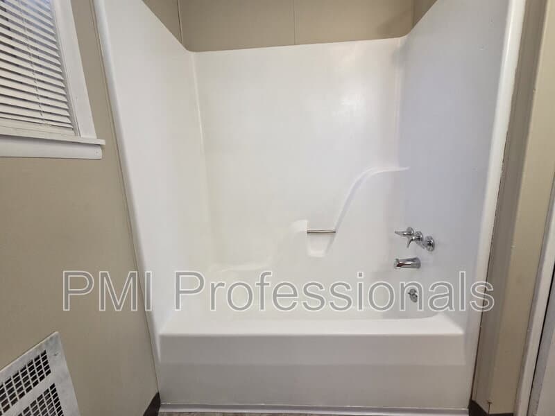 Smyrna House: 100 Manor Pl