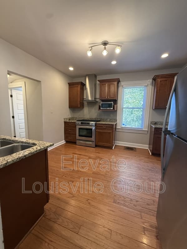 Louisville House: 102 Waverly Court