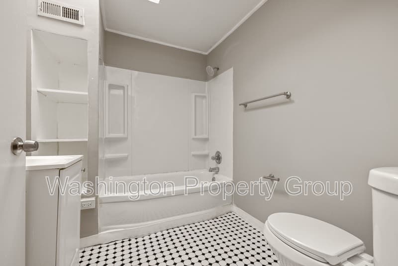 Baltimore House: 206 E 25th St