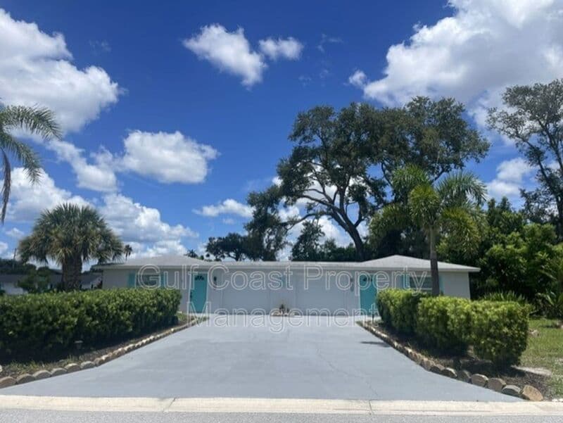 Sarasota House: 2229 Montclair Dr