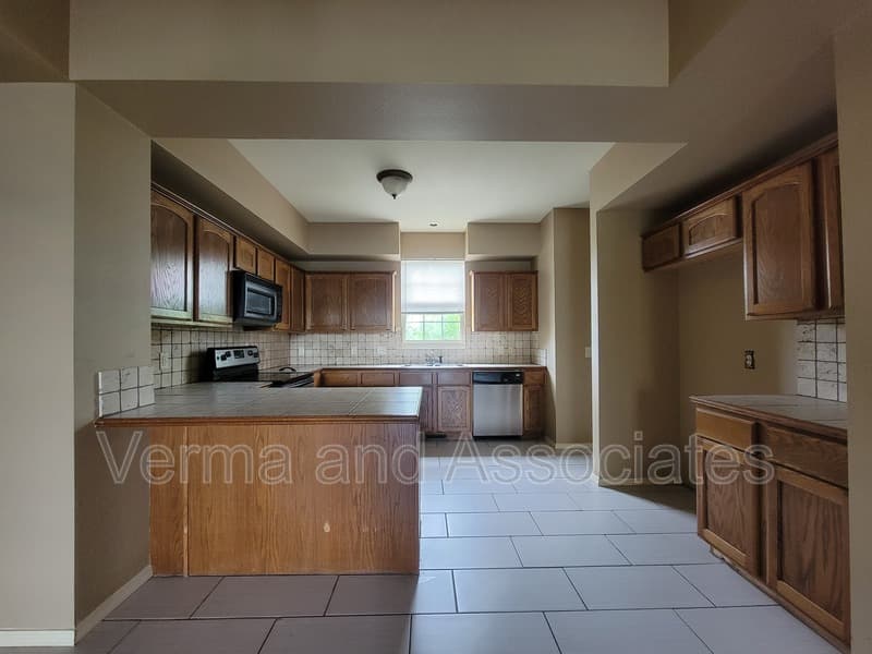 Centerton Townhome: 192 Fair St