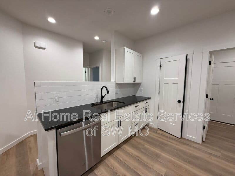 Springfield House: 2731 W Latoka St
