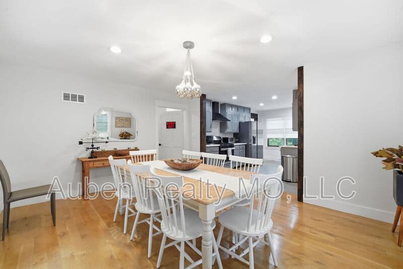 Kansas City House: 10200 Grandview Rd