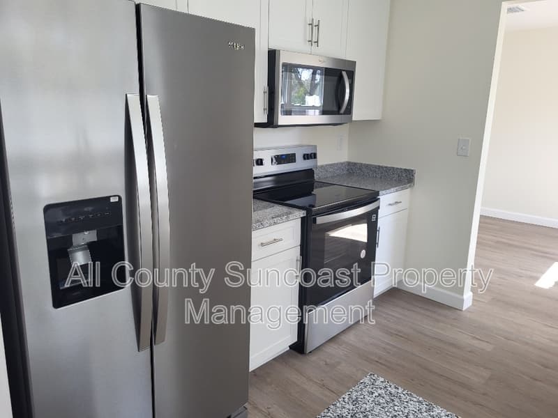 Palm Harbor House: 648 16th Ln