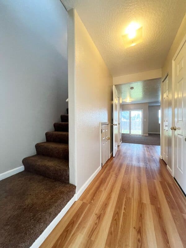 Springfield Townhome: 782 North Cloverleaf Loop