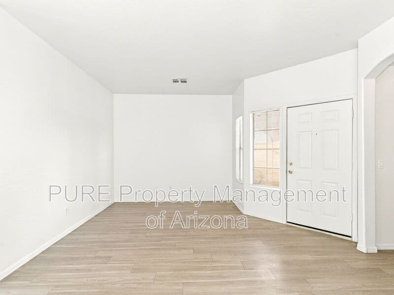 Avondale House: 11380 W Mohave St