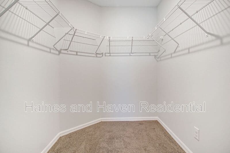 Dundee House: 1503 Swan Lake Cir