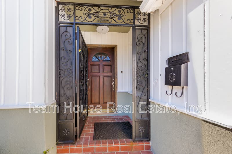 Reseda House: 19422 Welby Way