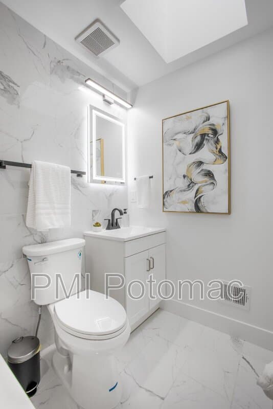 Washington Townhome: 702 19th St NE