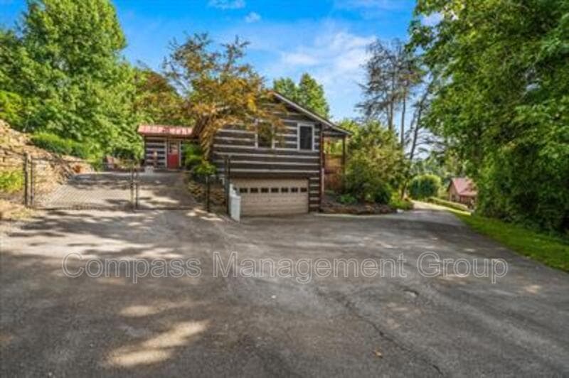 Knoxville House: 2004 Thompson Road