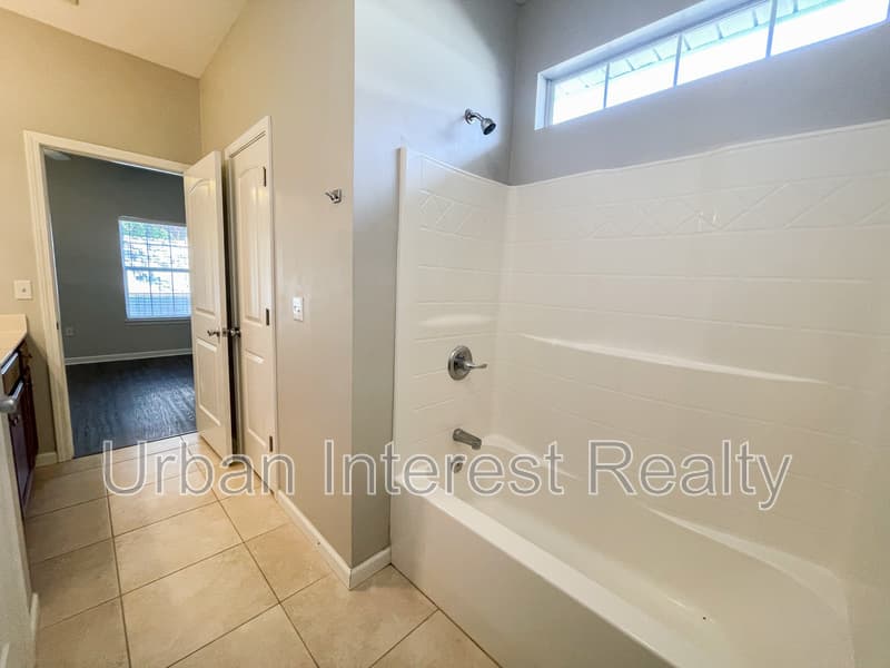 Niceville House: 106 Matt Blvd