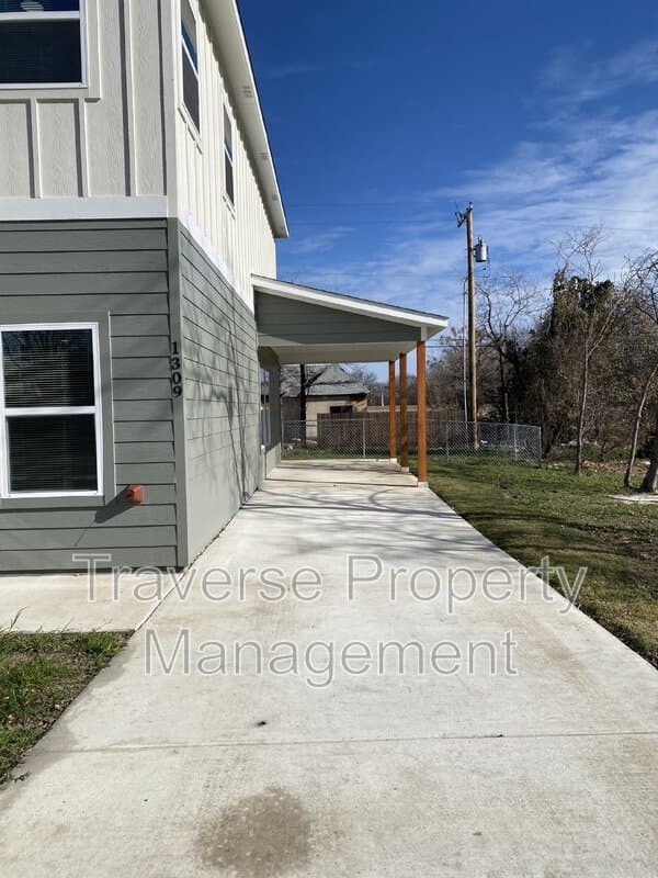 Fort Worth House: 1309 Arizona Ave