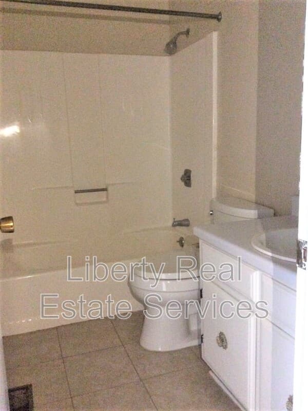 Hinesville Condo: 727 S Main St