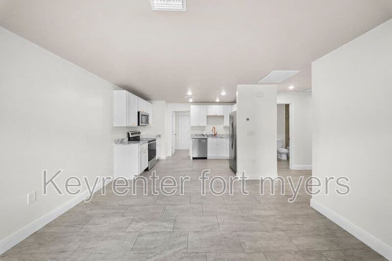 Fort Myers House: 2403 MAPLE AVE