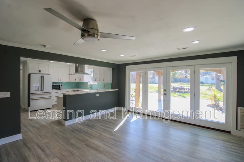 Charleston House: 823 Jordan Street