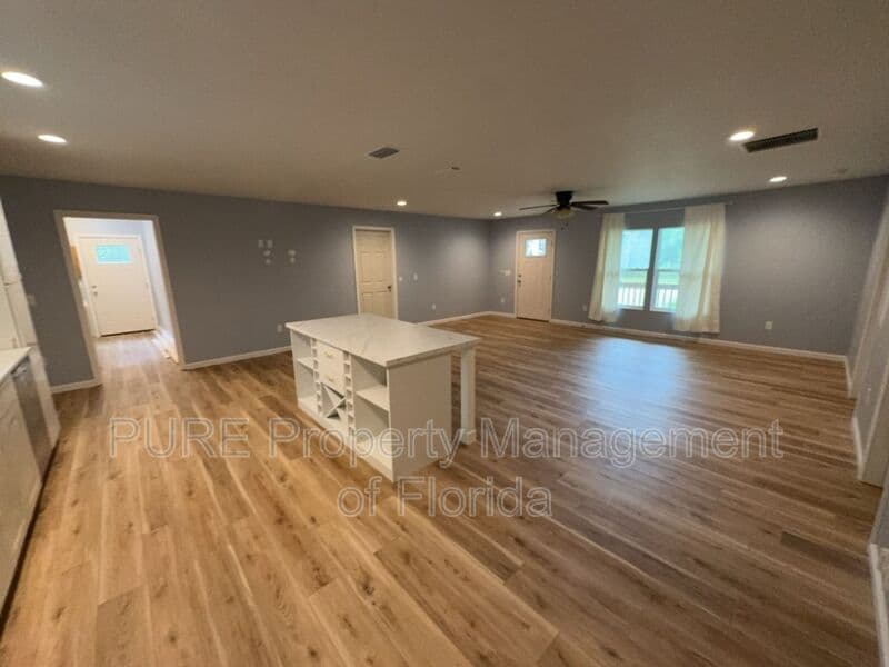 Williston House: 11330 NE 66th Lane