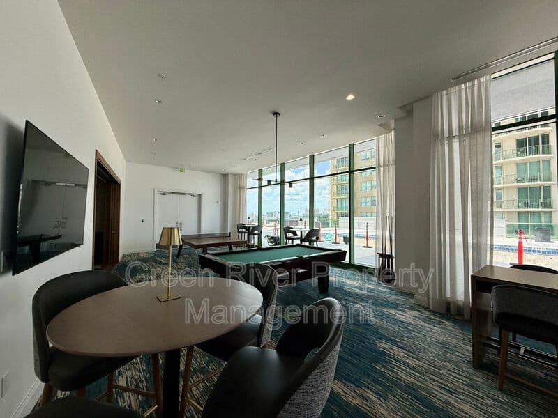 Jacksonville House: 1431 Riverplace Boulevard