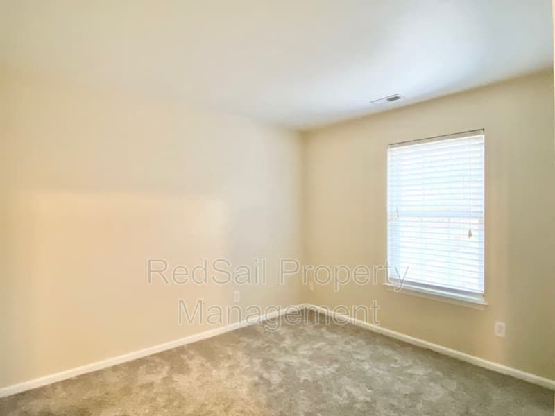 Newport News House: 506 Parliament Ln