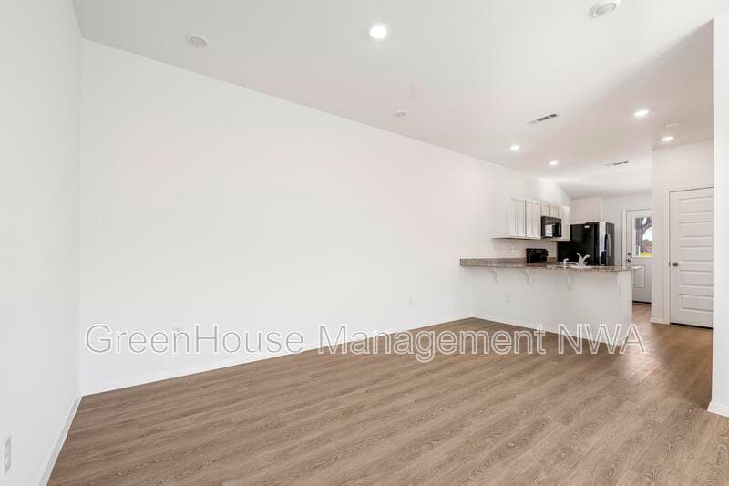 Unit B
Siloam Springs House: 412 W Cloud Dr