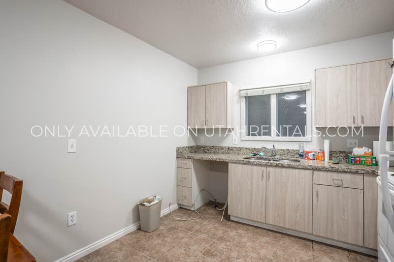 Provo House: 884 E 700 N