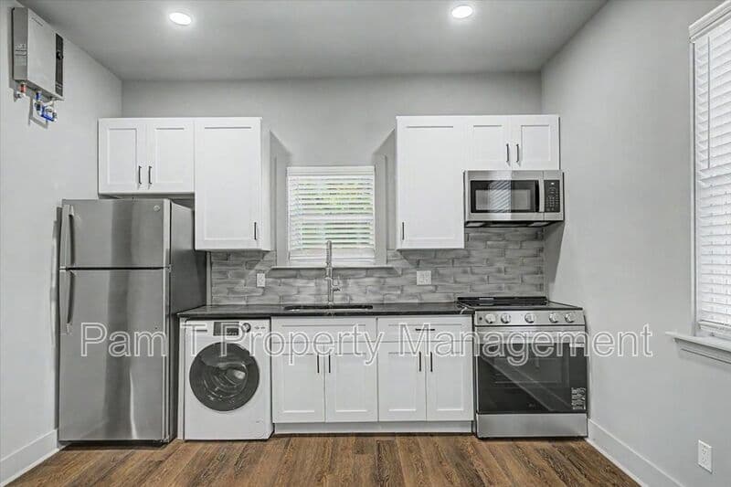 Savannah Condo: 638 E 37th St