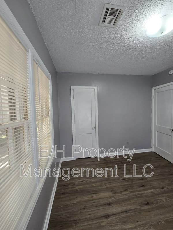 Wichita House: 915 Harding Street