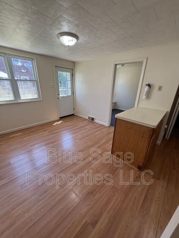 Linwood House: 1427 Simpson St