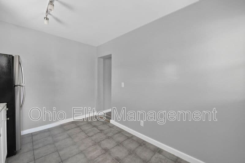 Columbus House: 1094 Oakwood Ave