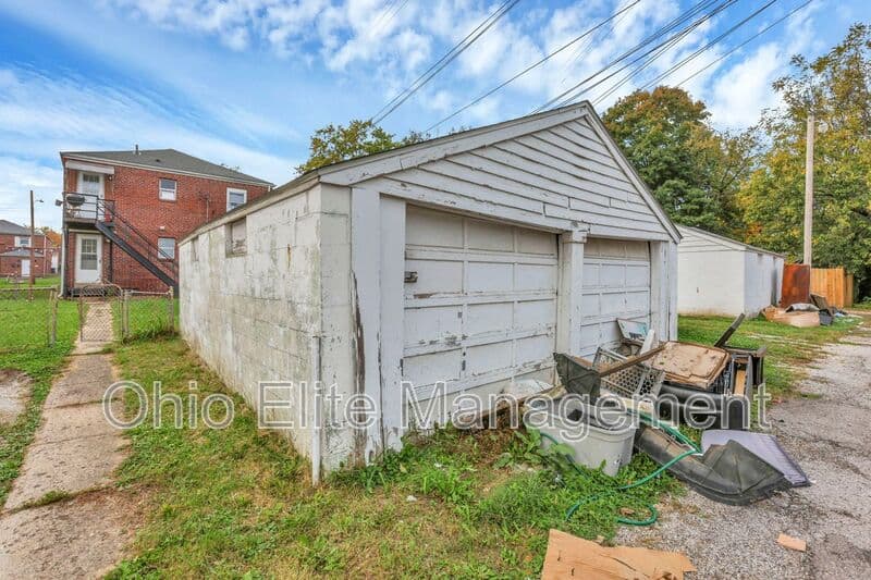 Columbus House: 370 S Chase Ave