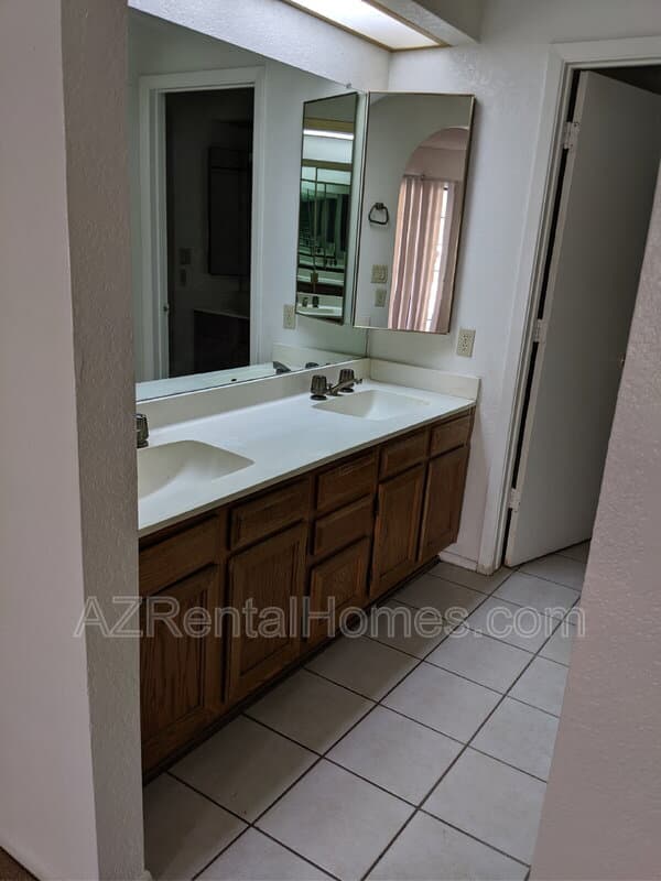 Tempe Townhome: 609 E Mesquite Cir