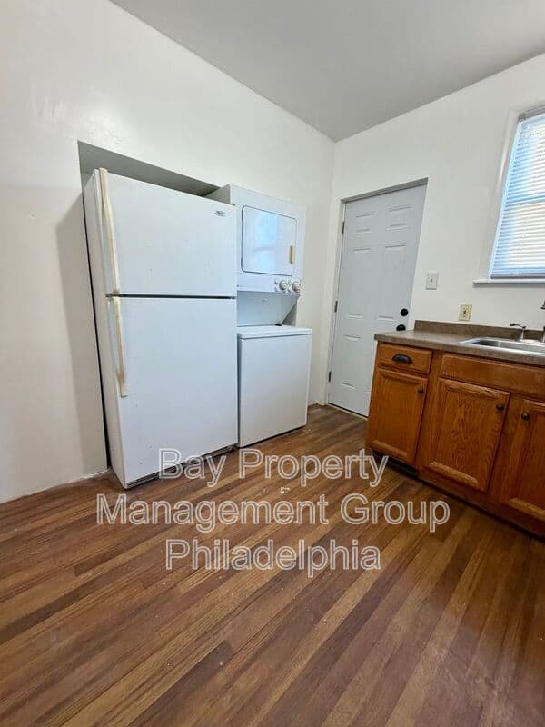 Collingdale House: 7 Rhodes Ave