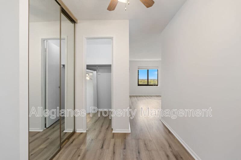 Alexandria House: 309 Yoakum Parkway