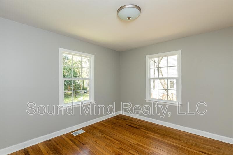 Raleigh House: 418 Lamont Street